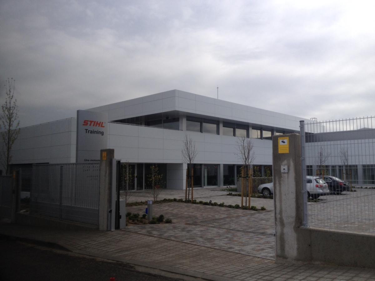 Fachada ventilada nuevo centro de formación Stihl realizada con Ultravent Black